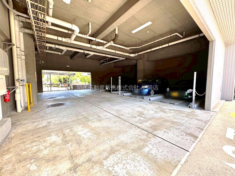 エーベル伊丹参番館 マンション敷地内に駐車場あり。日々の外出や車移動もスムーズに行えます。空き状況につきましては、管理会社へ要確認となりますので、お問い合わせください。