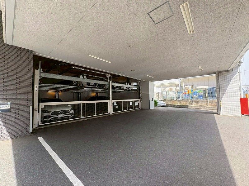 ジオ阪急川西ステーションフロント 【共用部駐車場】共用部駐車場となっております。空き状況等についても、お気軽にお問い合わせくださいね♪