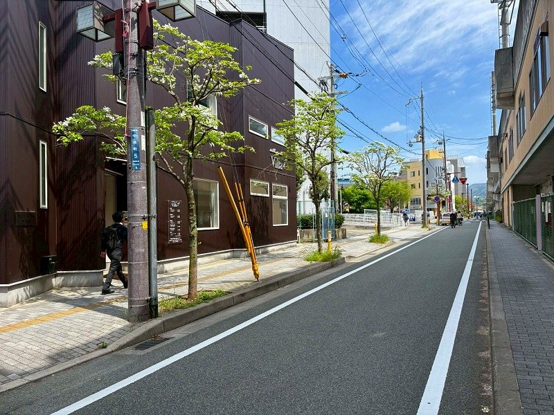 ジオ阪急川西ステーションフロント 【前面道路含む現地写真】現地ご内覧ご希望のお客様は、お電話いただければスムーズにご案内させていただけます♪住宅ローンのご相談等あらゆるご相談、お問合せ承ります。