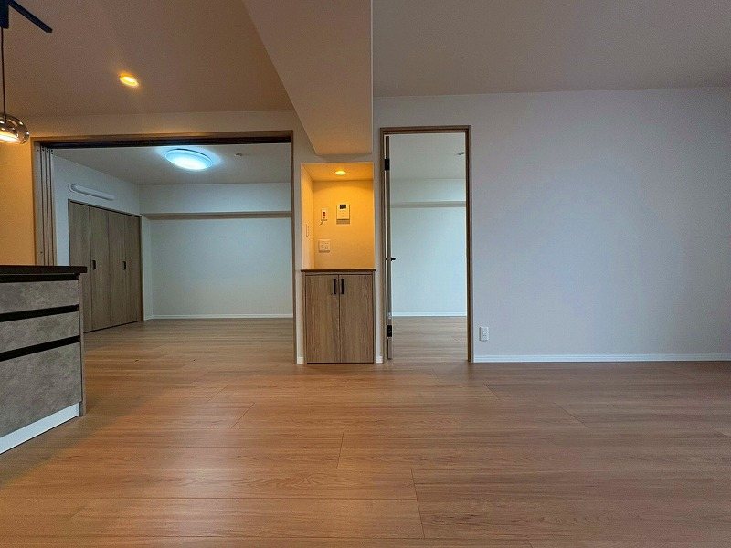 日商岩井箕面ハイツC棟 【リビング】ゆとりのあるリビングですので、ご家族も自然と集まる憩いの場としてもご利用いただけますよ。