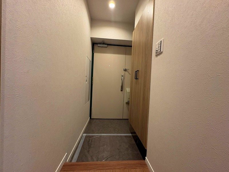 日商岩井箕面ハイツC棟 【玄関】大容量のシューズクローゼットが付いております。皆様の靴もスッキリしまえて、玄関を広く見せてくれます。