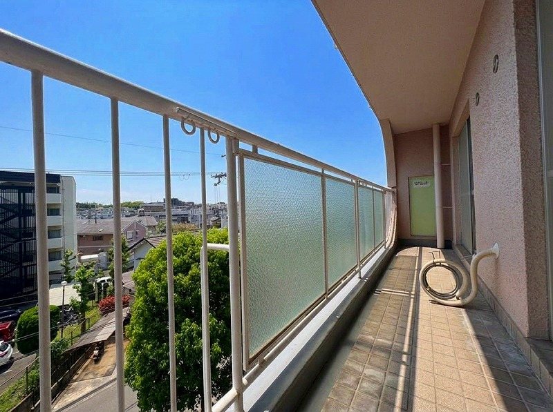日商岩井箕面ハイツC棟 【バルコニー】7.68㎡のバルコニーでございます。南東向きにつき陽当たり良好です。お洗濯も良く乾いてくれますよ♪