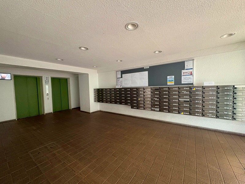 日商岩井箕面ハイツC棟 【共用部エントランス】現地ご内覧ご希望のお客様は、お電話いただければスムーズにご案内させていただけます♪