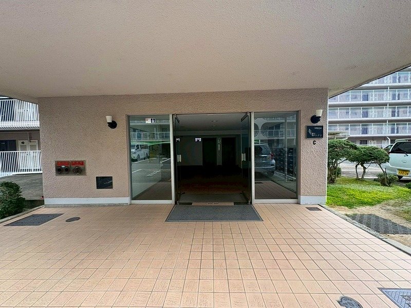 日商岩井箕面ハイツC棟 【共用部エントランス】お客様の条件などをしっかりとおうかがいさせていただき、お家探しのパートナーとしてサポートさせていただきます♪