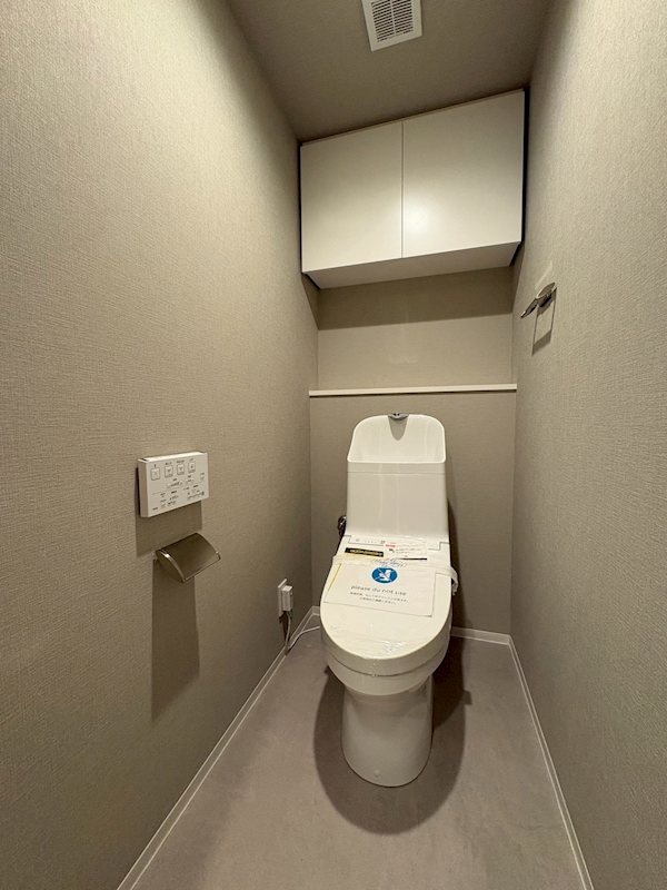 ネバーランド千里古江台 収納スペースがございますので掃除用品やトイレットペーパーを収納できます。