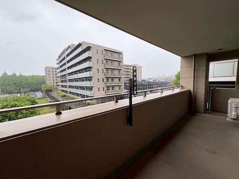 ネバーランド千里古江台 窓から見えるバルコニーが部屋の空間を広く見せてくれるのも魅力的です