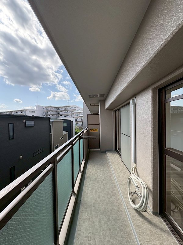 グランドール緑地公園 窓から見えるバルコニーが部屋の空間を広く見せてくれるのも魅力的です