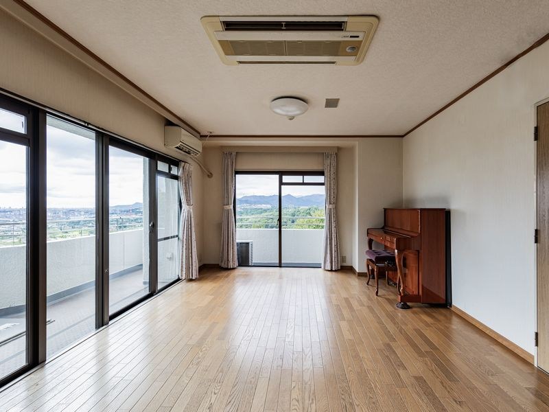 【CASA】 阪急池田伏尾台セラージュ 【リビング】約14.7帖のリビングは、ゆったりとした広さに加え、2面採光で明るく開放的な空間が広がります。朝から夕方まで自然光がたっぷりと差し込み、照明に頼らずとも心地よい時間を過ごせるのが魅力。