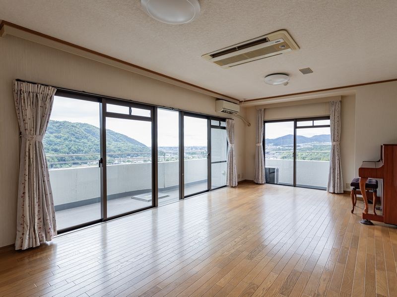 【CASA】 阪急池田伏尾台セラージュ 【リビング】家具の配置もしやすく、家族団らんの場としても、来客時のくつろぎスペースとしても活躍します。