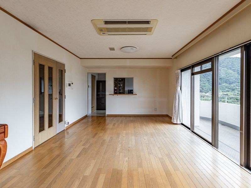 【CASA】 阪急池田伏尾台セラージュ 【リビング】窓からの景色を楽しみながら、季節の移ろいを感じられるリビングで、豊かな暮らしを始めてみませんか。