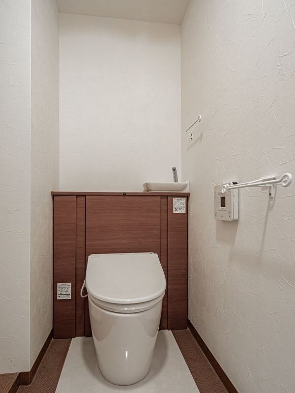 【CASA】 阪急池田伏尾台セラージュ 【トイレ】トイレは清潔感のある内装で、毎日気持ちよく使える空間に仕上がっています。生活の中で意外と使用頻度の高い場所だからこそ、清潔で落ち着いた空間は嬉しいポイント。