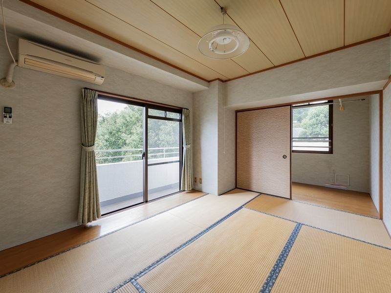 【CASA】 阪急池田伏尾台セラージュ 【和室】落ち着きのある6帖の和室は、畳の香りが心を癒す、くつろぎの空間。広縁付きで、外の景色を眺めながらゆったりとした時間を過ごせるのも魅力です。