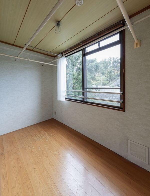 【CASA】 阪急池田伏尾台セラージュ 【洋室】リビング以外に4部屋の居室を完備した、ゆとりある間取り。各居室には収納スペースが備わっており、衣類や日用品、趣味の道具などをすっきりと整理できます。