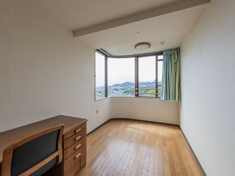 【CASA】 阪急池田伏尾台セラージュ 【洋室】子ども部屋や書斎、ゲストルームなど、ライフスタイルに合わせて自由に使えるのが魅力。収納力のある住まいは、空間を広く使えるだけでなく、暮らしの快適さにもつながります。