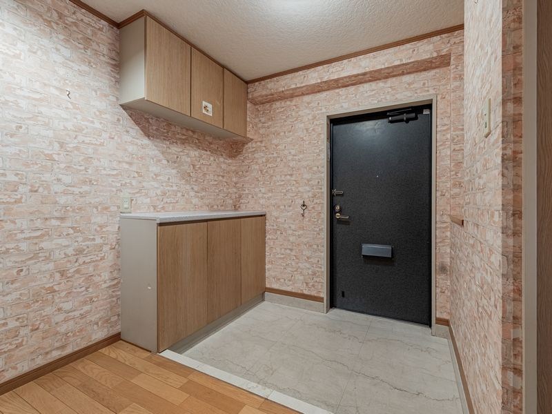 【CASA】 阪急池田伏尾台セラージュ 【玄関】収納力のあるシューズボックスも完備しており、ご家族全員分の靴や小物類をすっきりと整理可能。玄関まわりが整っていることで、生活感を抑えた美しい空間を保てます。