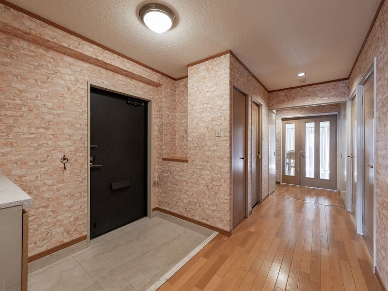 【CASA】 阪急池田伏尾台セラージュ 【玄関】ゆとりのある広々とした玄関は、毎日の出入りが快適になる嬉しいポイント。来客時にも圧迫感がなく、住まいの第一印象をぐっと引き上げてくれます。