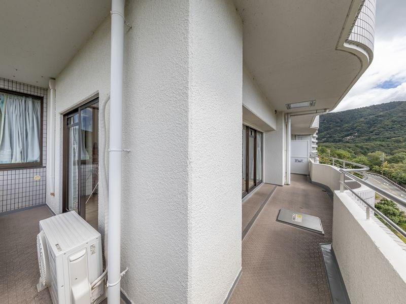 【CASA】 阪急池田伏尾台セラージュ 【バルコニー】開放感あふれる3面バルコニー付きの住まい。複数方向に窓があることで、室内にはたっぷりと自然光が差し込み、風通しも良好。