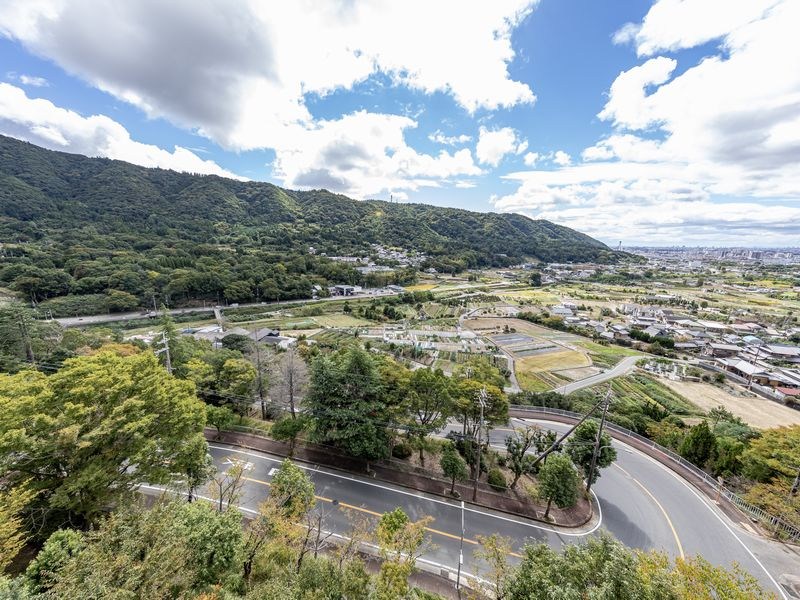 【CASA】 阪急池田伏尾台セラージュ 【眺望写真】眺望にも恵まれており、季節の移ろいや街並みを楽しみながら、ゆったりとした時間を過ごせます。