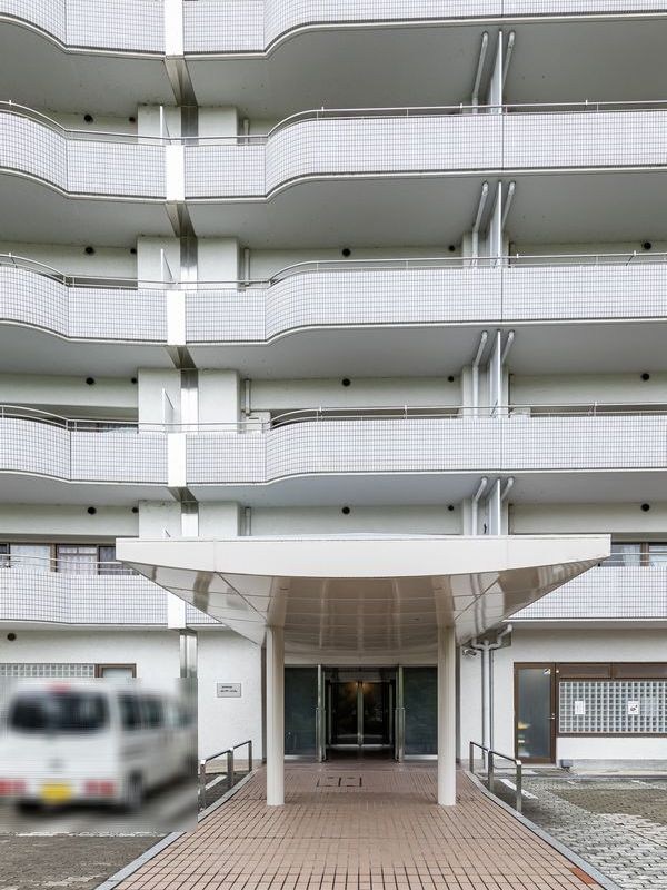【CASA】 阪急池田伏尾台セラージュ 【現地写真】バス停「伏尾台セラージュ前」まで徒歩約1分と、交通アクセスも良好。通勤・通学はもちろん、お出かけにも便利な立地です。