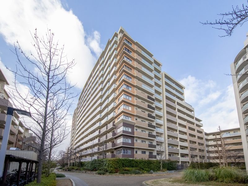 【CASA】 ザ・ライオンズ池田J棟 【現地写真】阪急宝塚線「池田」駅徒歩11分！周辺にはお買い物施設も充実しており、利便性の高い立地となっております。