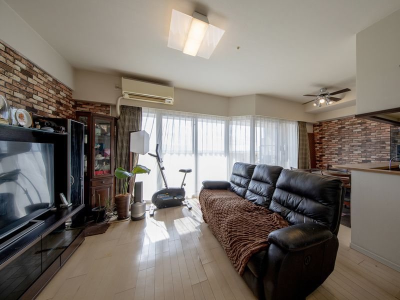 【CASA】 ザ・ライオンズ池田J棟 【リビング】16.9帖の広々としたLDK。ソファやダイニングテーブルを置いてもまだゆとりがございます！