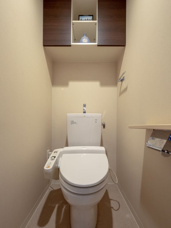 【CASA】 ザ・ライオンズ池田J棟 【トイレ】収納棚付きのトイレとなっています。トイレットペーパー等の備品の収納に大変便利ですね！