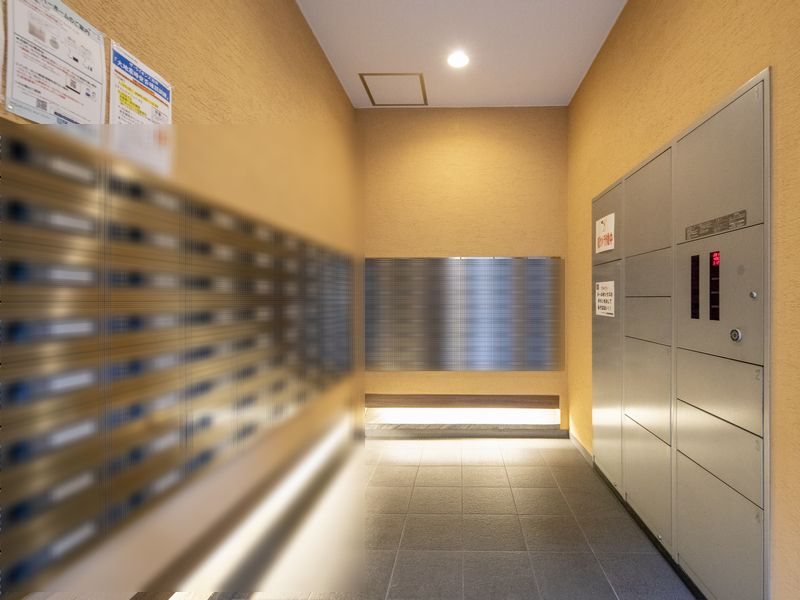 【CASA】 ザ・ライオンズ池田J棟 【共用部エントランス】宅配ボックスを備えております。外出時でも、安心してお荷物を受け取ることが出来ますね。