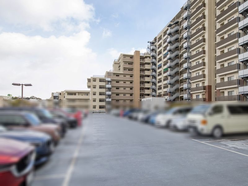 【CASA】 ザ・ライオンズ池田J棟 【共用部駐車場】敷地内に、駐車場がございます。空き状況につきましては、お気軽にお問い合わせください♪