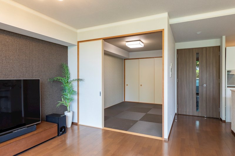 エスリード西宮甲陽園Ⅰ番館ブライト LDK横にモダンな和室を設けることにより、LDKの開放感を保ちつつ子供の遊び場や来客用など多目的に使用でき、生活の利便性が格段に向上します。