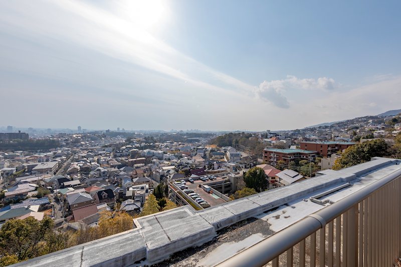 エスリード西宮甲陽園Ⅰ番館ブライト 周辺は戸建て住宅が立ち並ぶ住宅街のため、屋上スペースからの見晴らし・陽当たり良好です。