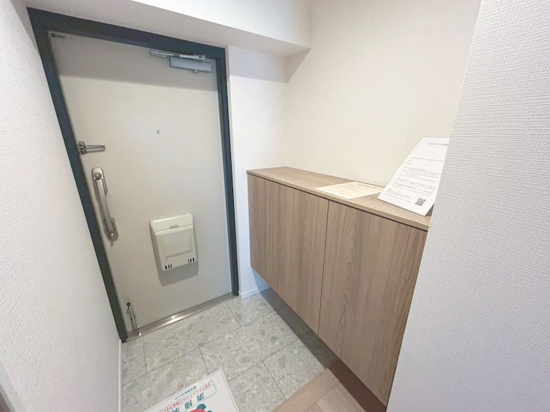 ファミール伏見A棟 シューズボックス付きの玄関。清潔感ある空間がお客様をあたたかく迎えてくれます