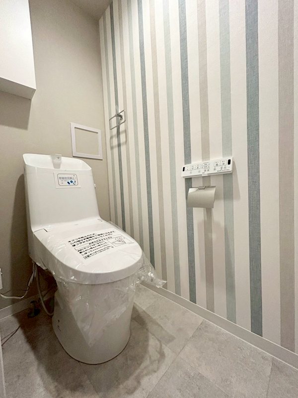 リバーサイドコープ出来島 快適な温水洗浄便座付きの広く明るいトイレです。
