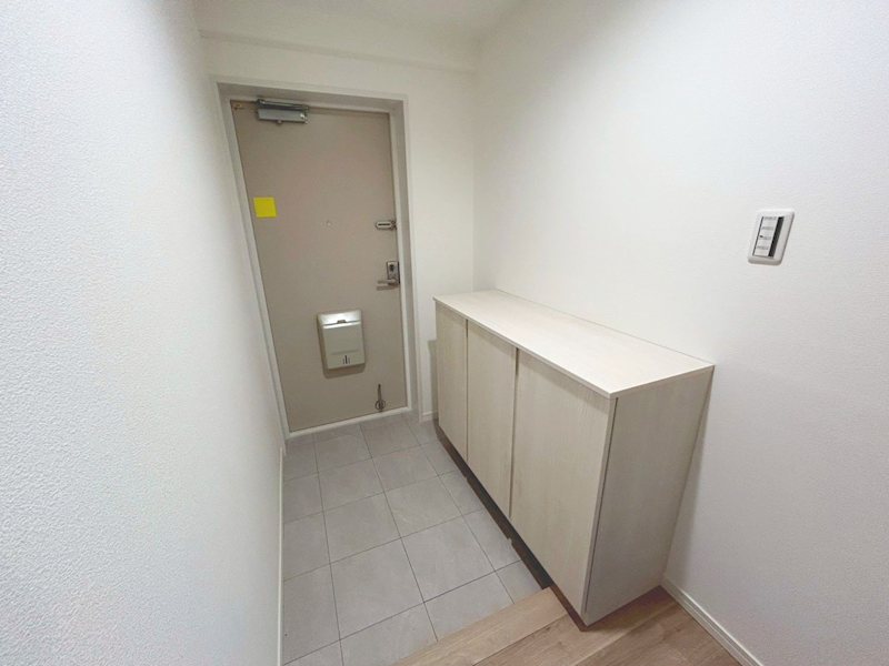 サンシティ桂坂3番館 散らかりがちな玄関もスッキリの玄関収納付き。いつでも気持ちよくご家族を迎えられます♪