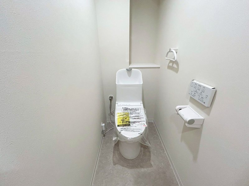 サンシティ桂坂3番館 温水洗浄便座付きの高機能トイレです。