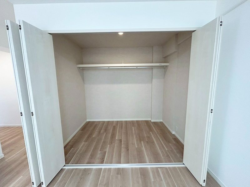 サンシティ桂坂3番館 衣類や家具もたっぷり入るウォークインクローゼット！季節を問わずにたっぷりの収納ができます。冬物の収納にも困りません。