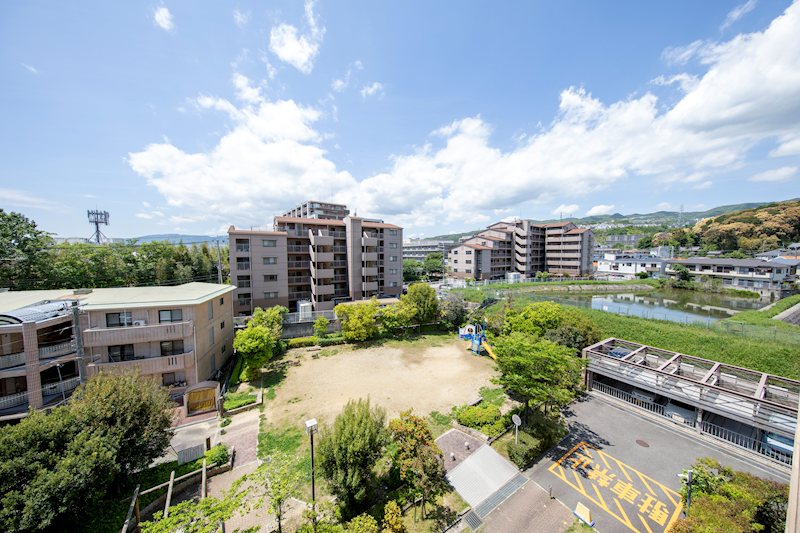 【CASA】ラ・ヴェール宝塚2号棟 JR中山寺駅まで徒歩12分と交通至便なロケーションのマンションです。