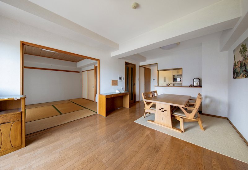 【CASA】ラ・ヴェール宝塚2号棟 15.0帖のLDK。採光が良く家族団らんな空間に◎