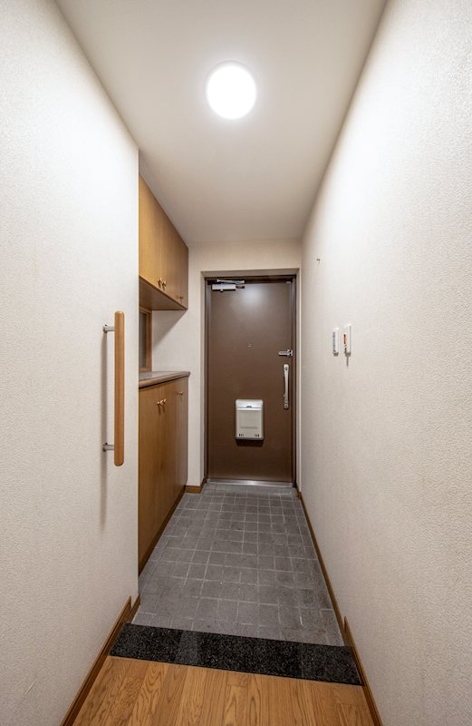 【CASA】ラ・ヴェール宝塚2号棟 室内が見えない設計の玄関。セキュリティ◎