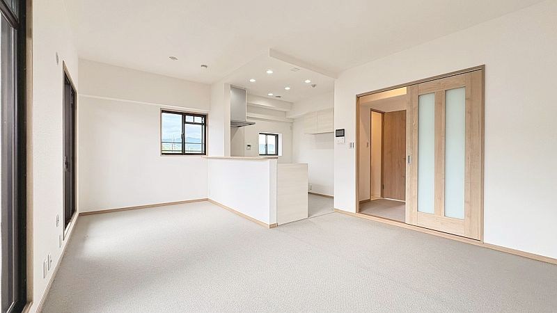 【CASA】プランヴェール高槻阿武山 3方向角部屋！バルコニーに広々面したLDKは、明るく開放感があります◎