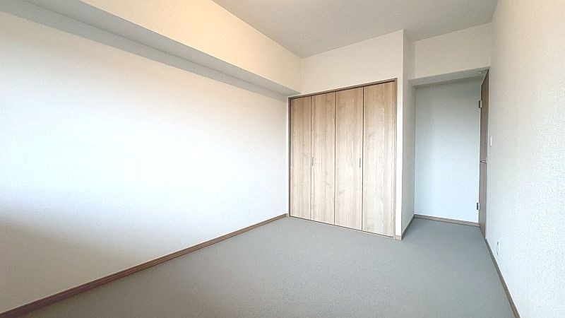 【CASA】プランヴェール高槻阿武山 ゆったり7帖の居室。各居室収納を完備しており、住空間にゆとりができます。