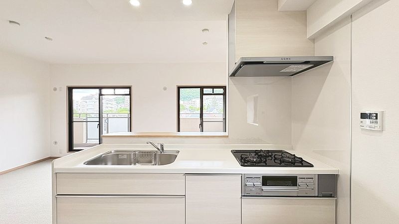 【CASA】プランヴェール高槻阿武山 システムキッチン新調。3口コンロ、ゆとりのキッチンスペースで、家事効率が上がりそうです。