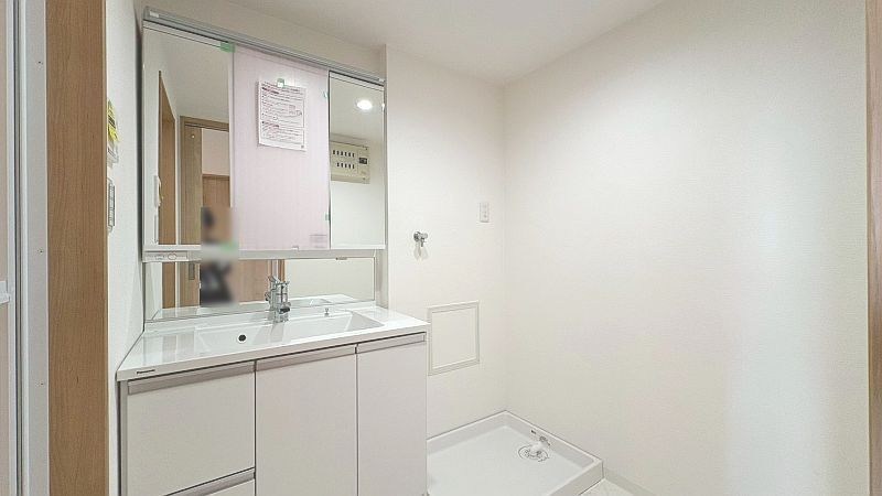【CASA】プランヴェール高槻阿武山 洗面化粧台新調済み！三面鏡裏や、下部分にも収納でき、ゆとりの洗面スペースで朝の身支度もスムーズに。