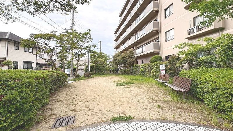 【CASA】プランヴェール高槻阿武山 緑あふれる、共用部分は生活に彩を加えます。