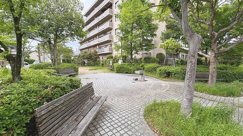 【CASA】プランヴェール高槻阿武山 四季を感じられる、自然豊かな共用部分。