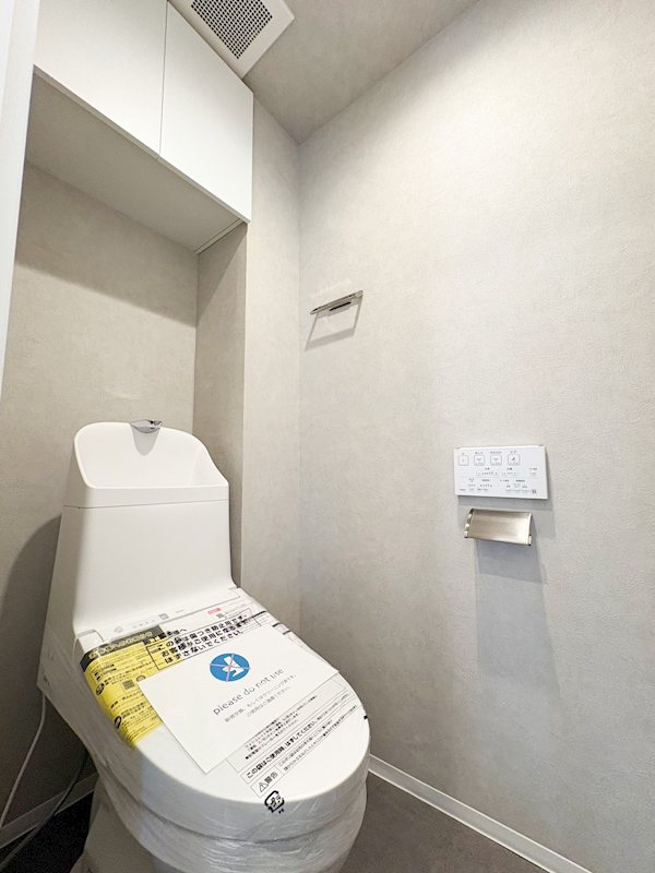 グランディール甲南  ■トイレ■グレーのクロスが上質感を演出。収納付きの高機能トイレで快適にお使いいただけます。