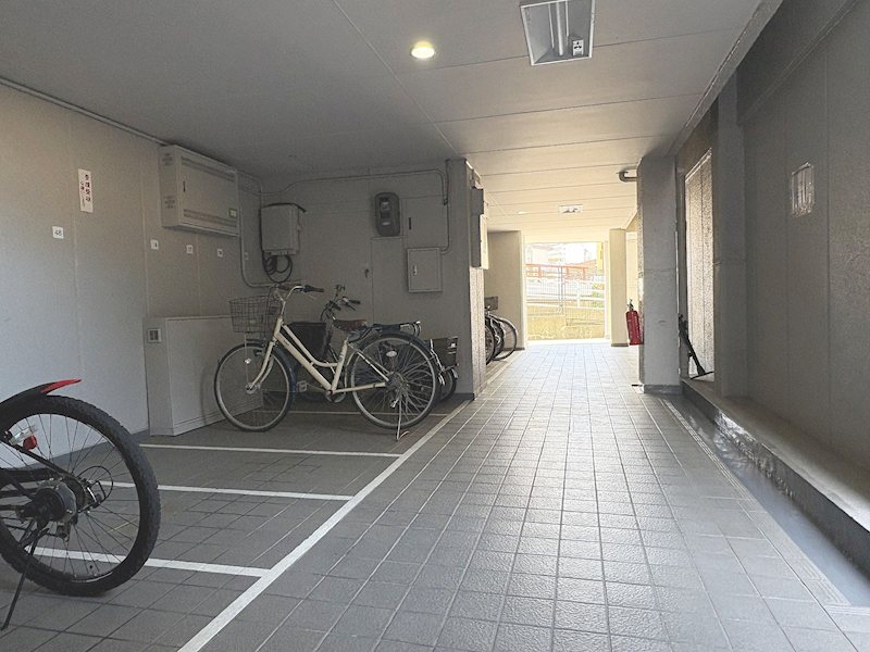 【CASA】宝塚第2コーポラス 室内駐輪場。バイクをお持ちの方でも安心して駐車できます♪