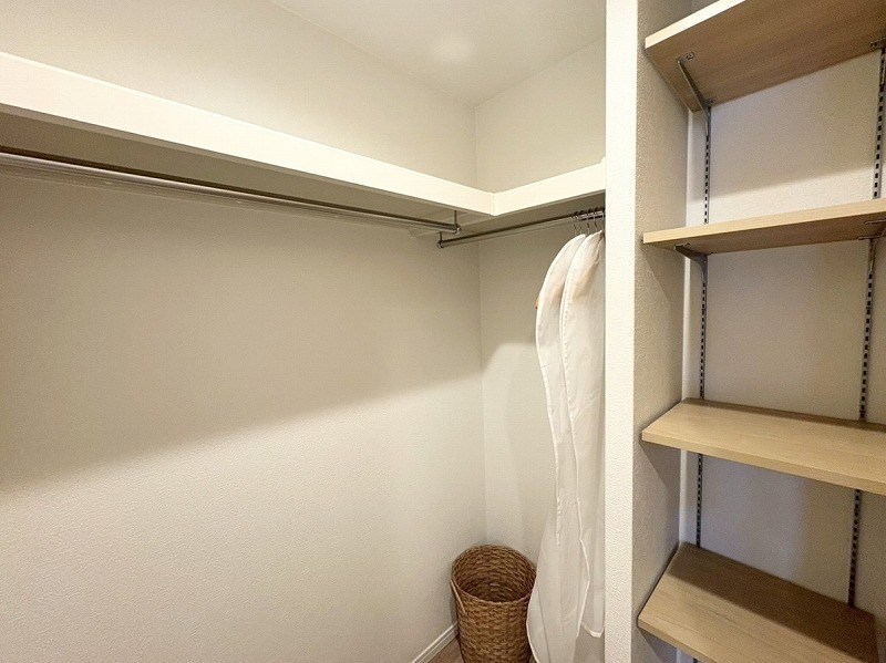 【CASA】さんくれーる高槻二棟 ファミリークローゼット完備！季節物の家電や衣類をスッキリ収納いただけます。