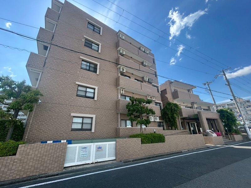 ロイヤルシャトー伊丹行基 阪急「伊丹」駅より徒歩9分の立地につき、都心へのアクセスも良好で快適な暮らしを実現します。