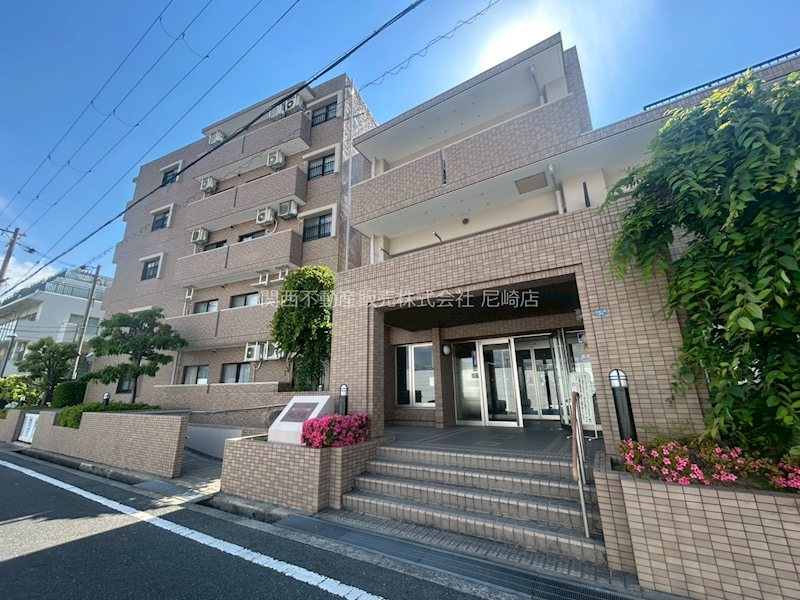 ロイヤルシャトー伊丹行基 周辺には生活施設が充実しており、日々のお買い物から日常の用事までスムーズにこなせる便利な住環境が整っています。暮らしやすさを重視する方にもおすすめの立地です。