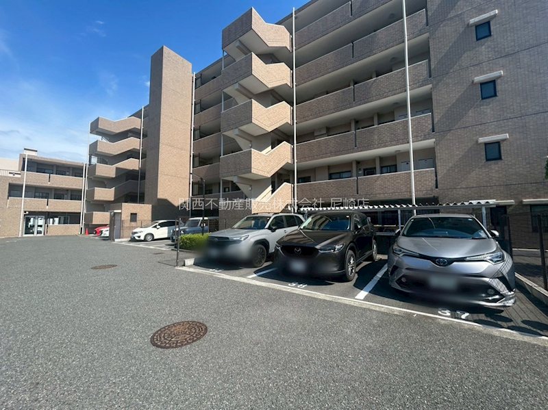 ロイヤルシャトー伊丹行基 スーパーやコンビニも近くにございますので、日々の買い出しにも便利です。